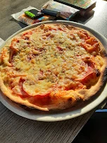 Pizza Mit Salami Und Schinken